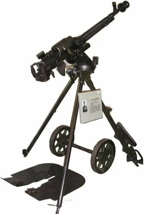 Крупнокалиберный пулемет ДШК 12.7, станок в положении для зенитной стрельбы, колеса ищит сняты..jpg
