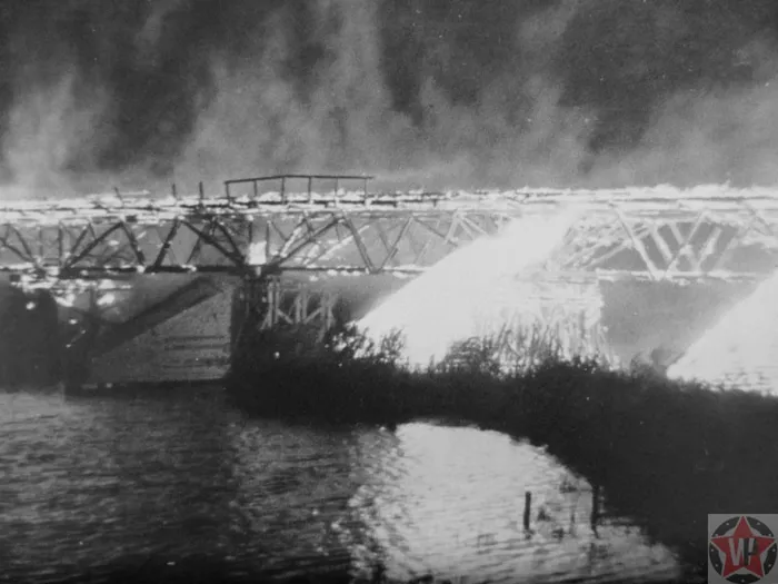 подожженнй дерв.мост Украина 1943