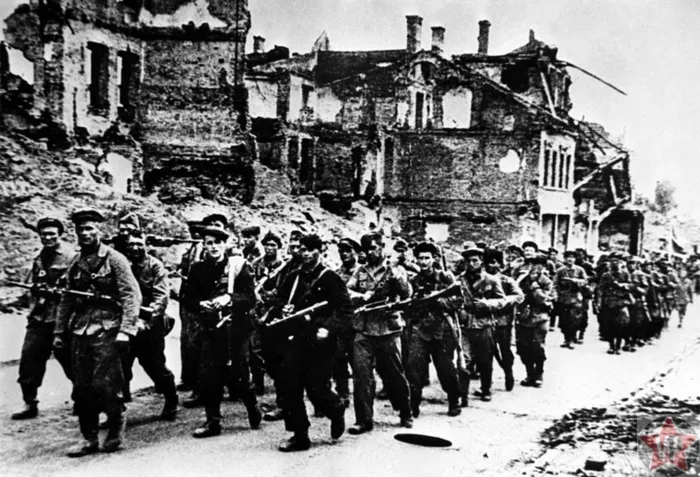 отряд партизан в разрушенном Минске 1944