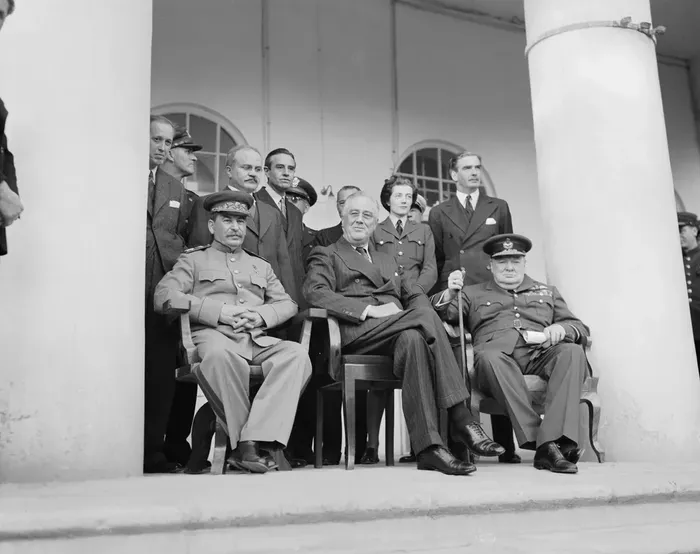 -3Тегеран, 1943 г.И.В. Сталин, Ф. Рузвельт, У. Черчилль. Позади стоят Г. Гопкинс, В.М. Молотов, А. Гарриман, госпожа Черчилль, А. Иден.