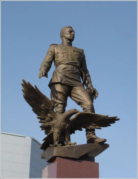 памятник покрышкину-02.jpg