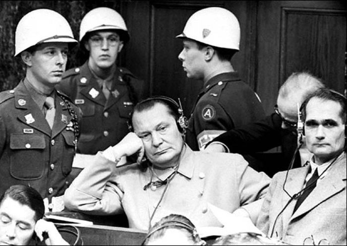 Г. Геринг и Р. Гесс на скамье подсудимых
