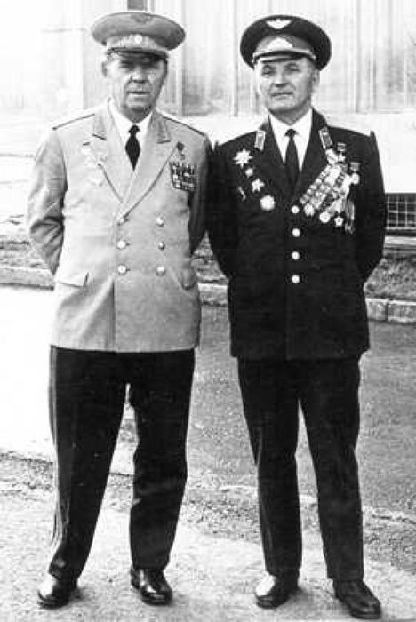 Герои Советского Союза В.И.Меркулов (слева) и С.А.Лебедев