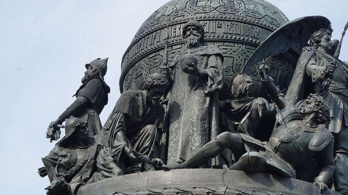 Фигура Ивана Великого на памятнике «Тысячелетие России» в Великом Новгороде. У его ног (слева направо) поверженные литовец, татарин и балтийский немец.JPG