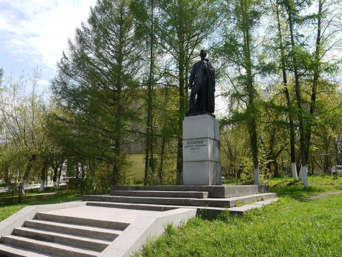 памятник Фурманову в Фурманове