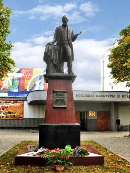 Памятник В. Ключевскому в Пензе