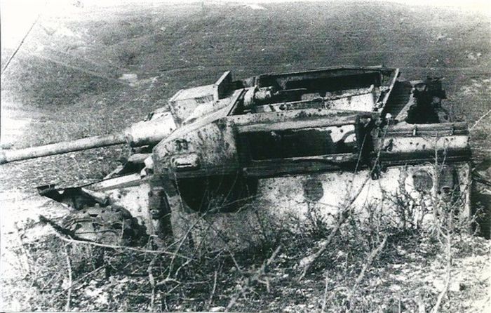 Уничтоженное немецкое штурмовое орудие Sturmgeschütz III Ausf. F в районе горы Колдун у Мысхако. 1946 г.