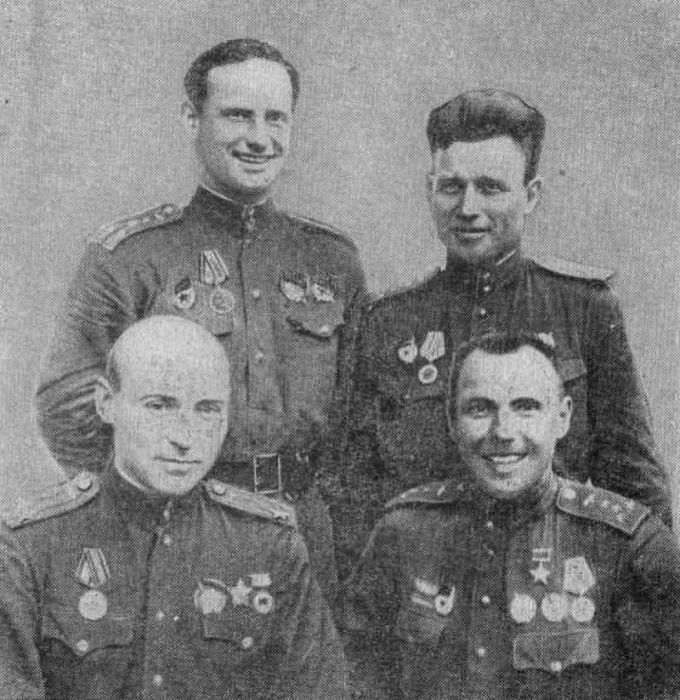 На снимке Герой Советского Союза гвардии капитан Г. П. Кузьмин (крайний справа) среди боевых друзей.