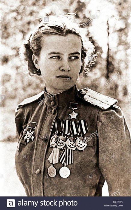 nadezhda-nadia-popova-1921-2013-decorated-soviet-union-bomber-pilot-EET18R