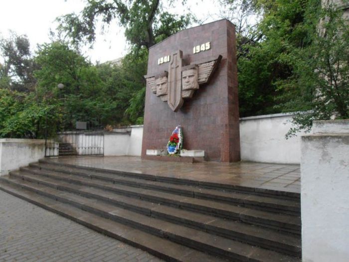 монумент посвященный разведчикам Черноморского флота и их героическим действиям в период Великой отечественной войны