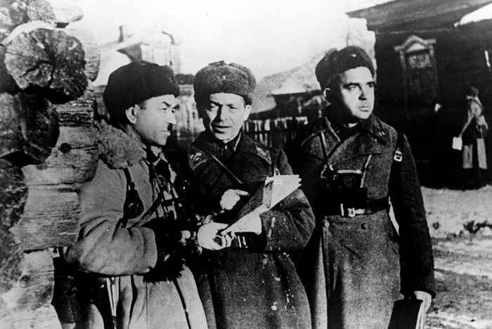 Командующий 316-й стрелковой дивизией генерал-майор И.В. Панфилов с офицерами своего штаба. 1941 год