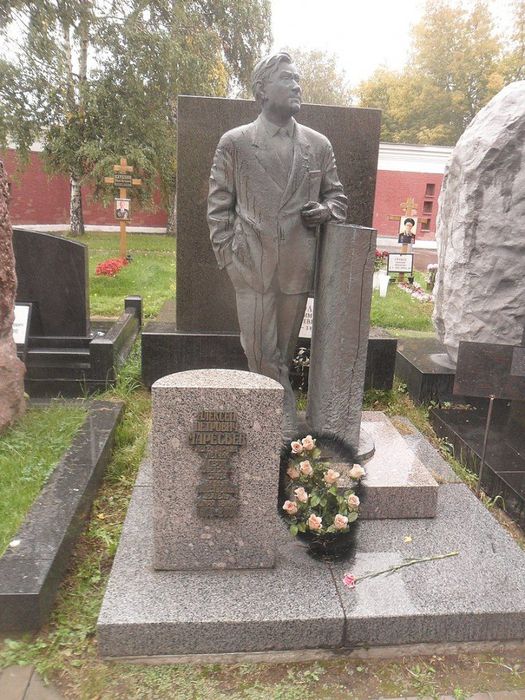 Надгробный памятник на Новодевичьем кладбище Москвы