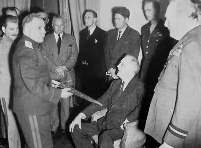 К.Е. Ворошилов держит Сталинградский меч после церемонии вручения в конференц-зале советского посольства во время Тегеранской конференции.