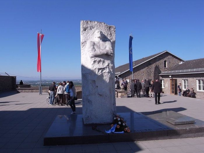 Памятник генералу Д. М. Карбышеву на территории бывшего концентрационного лагеря Маутхаузен, Австрия.