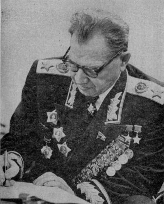 Маршал Советского Союза В. И. Чуйков за рабочим столом.jpg
