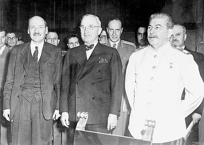 Премьер-министр Великобритании Клемент Эттли, президент США Гарри Трумэн и Председатель Совета министров СССР Иосиф Сталин на Потсдамской конференции 1945 г.