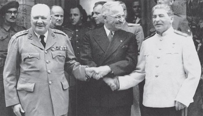23 июля 1945 года. Потсдам. Первая неделя трудных переговоров (слева направо – Уинстон Черчилль, Гарри Трумэн, Иосиф Сталин