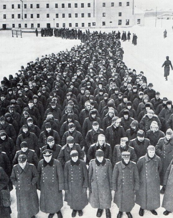 Немцы, плененные под Сталинградом.jpg