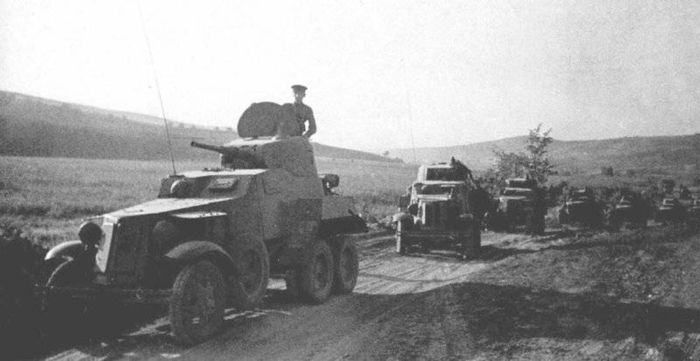 Средние бронеавтомобили БА-10 на марше. Фары бронемашины прикрыты светозащитными козырьками.jpg