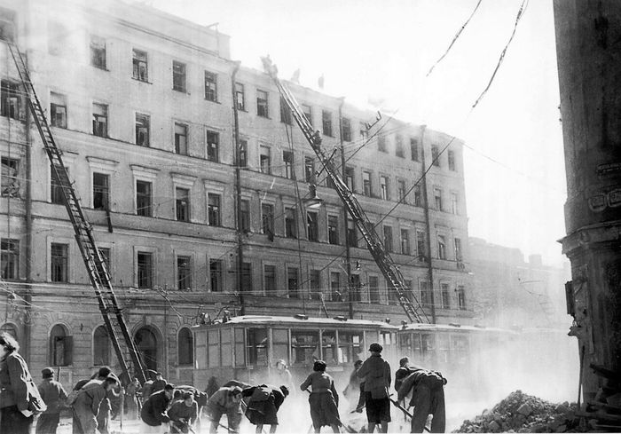 Разбор завалов после немецкого авианалета на Ленинград.  30 мая 1943