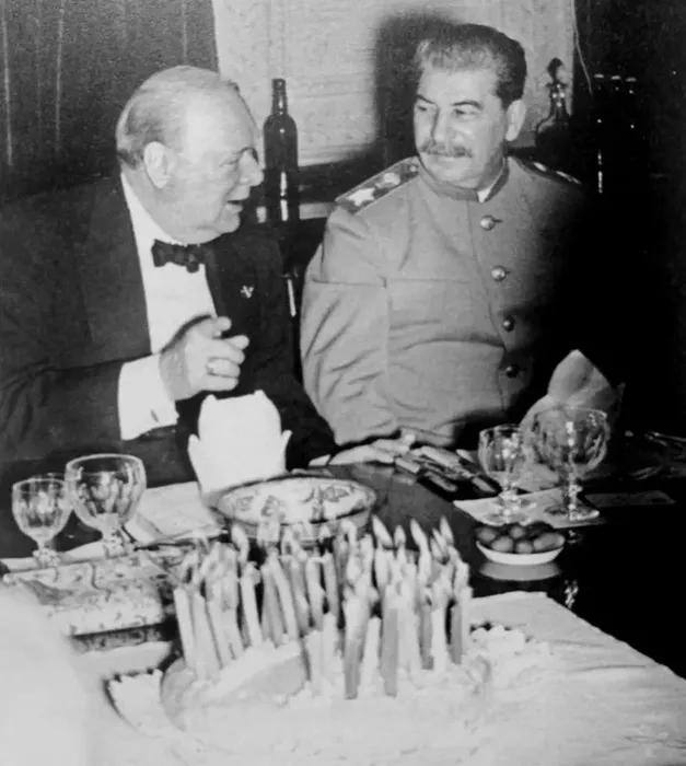 И. В. Сталин и У. Черчилль на приеме в британском посольстве в Тегеране.