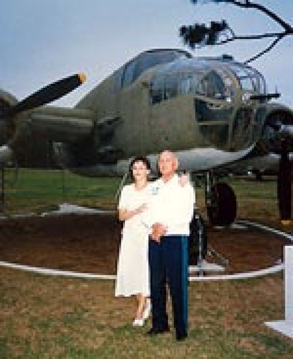 Павел ТАРАН с дочерью Ириной в музее военной авиации (США, 1996 год).
