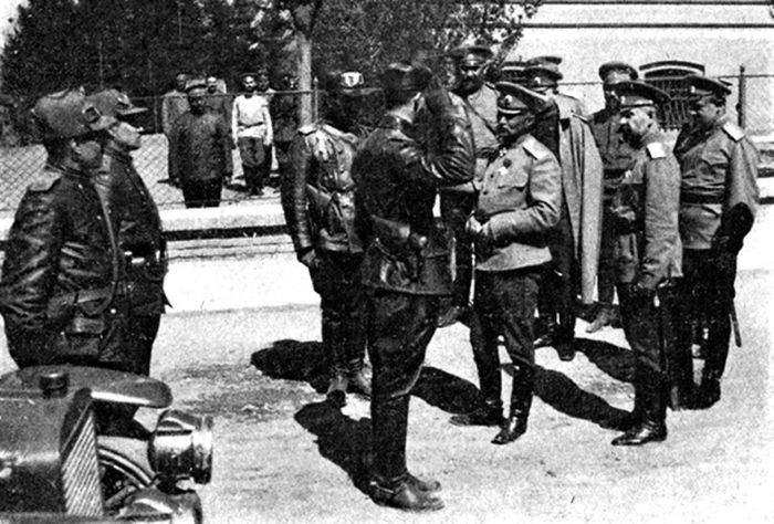 1915 год. Командующий 8-й армией Юго-Западного фронта генерал-адъютант А.А. Брусилов осматривает пулеметный взвод