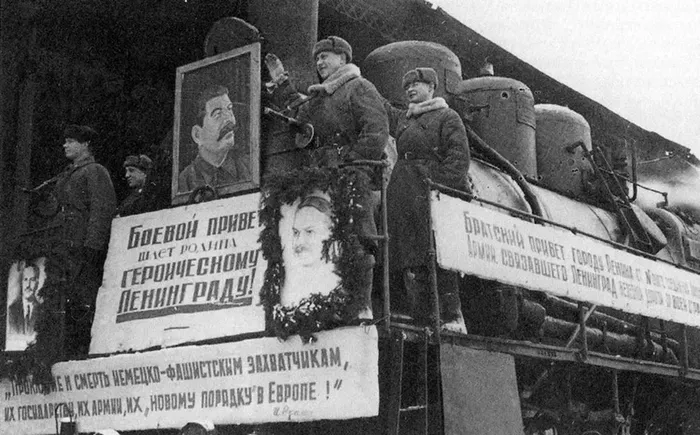 Первый поезд, прибывший в Ленинград после прорыва блокады