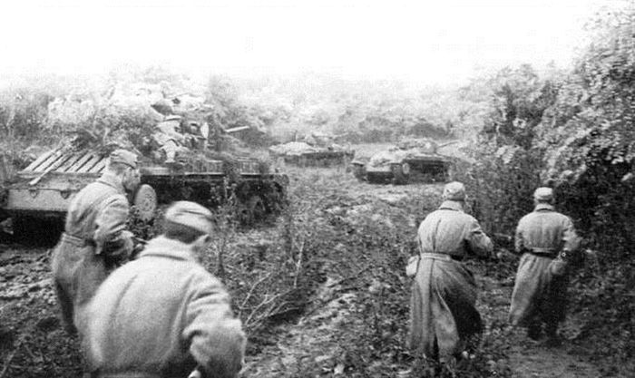 Танкисты 5 гвардейской танковой бригады в наступлении