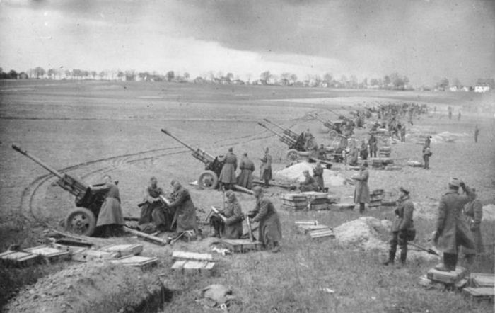 Советская артиллерия на подступах к Берлину, апрель 1945 года..jpg