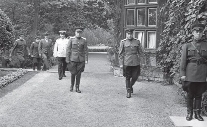 Председатель СНК СССР И.В. Сталин, нарком иностранных дел СССР В. М. Молотов и другие проходят во дворец Цецилиенхоф на заседание Потсдамской (Берлинской) конференции.