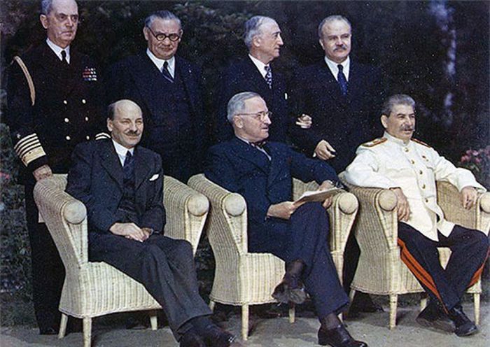 1945 г. Потсдам. Встреча «Большой тройки». К. Эттли, Г. Трумэн, И. В. Сталин.