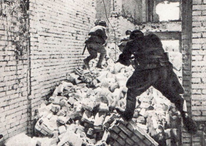 Сталинград. Штурмовая группа ведет бой. Декабрь 1942 г..jpg