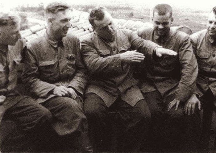 Во время корейской войны с летчиками 324-й дивизии. Слева направо  Б. Абакумов, Б. Бокач, И. Кожедуб, Ф. Шибанов, В. Назаркин. 1951 г.