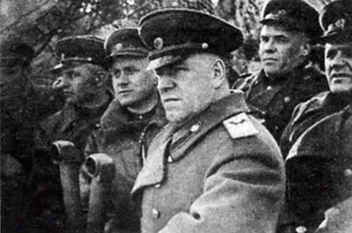 Командующий 1-м Белорусским фронтом Г.К. Жуков на командном пункте