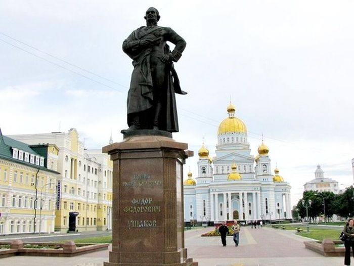 Памятник адмиралу Российского флота Ф. Ф. Ушакову в Саранске
