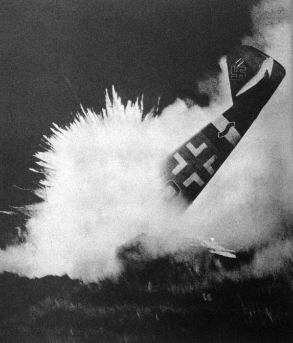 Сбитый немецкий истребитель Мессершмитт BF.109 врезается в землю.