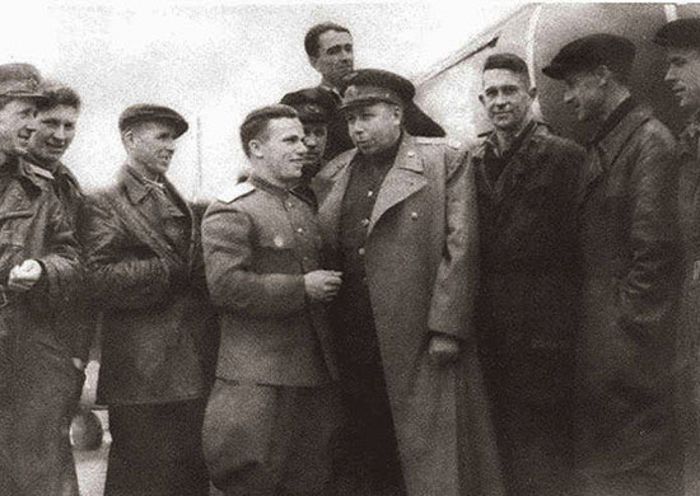 И.Н. Кожедуб и С.А. Лавочкин (в центре) во время посещения авиационного завода. Август 1945 г