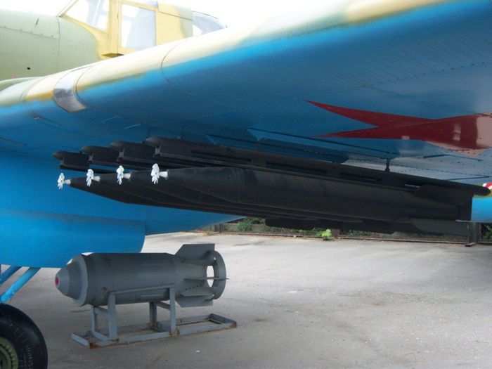 Хорошо видно ракетно-бомбовое вооружение Ил-2