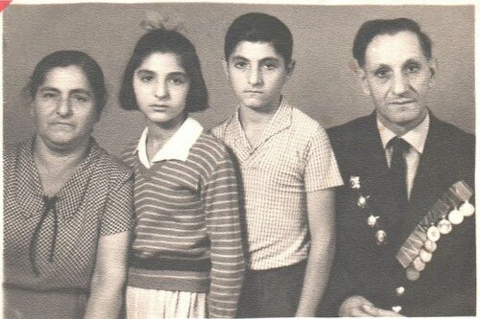 Андраник Абрамян с супругой Маней, дочерью Людой и сыном Валерием.jpeg