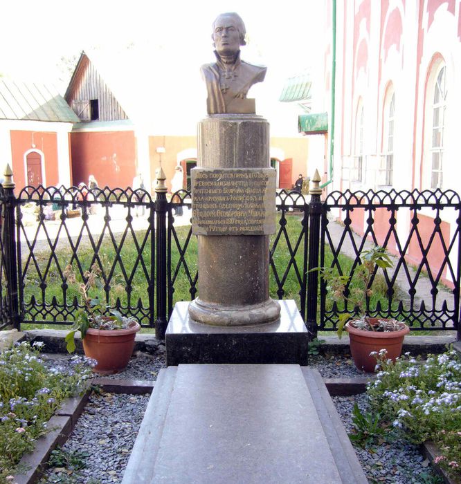 Могила Ушакова в Санаксарском монастыре