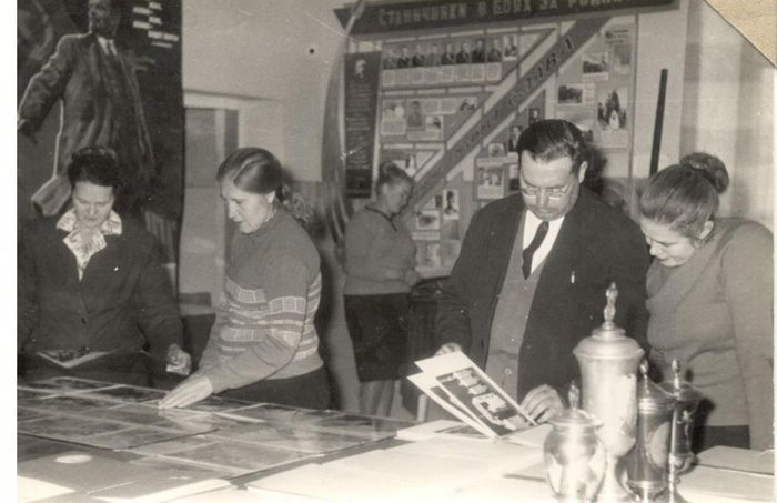 С. А. (крайняя слева) и И.С. Трущенко в музее