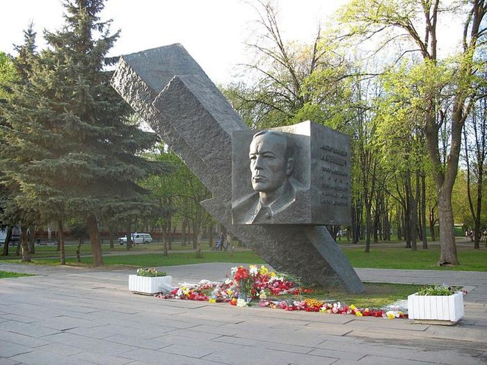 памятник Д. М. Карбышеву в Москве, бульвар Генерала Карбышева