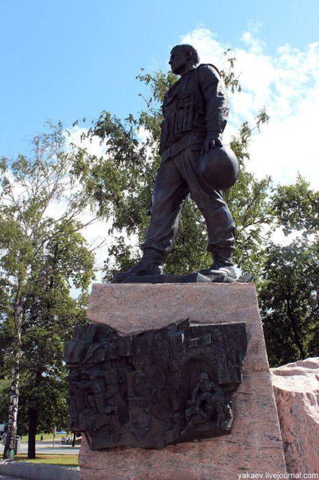 Памятник воинам-интернационалистам в Донецке.jpg