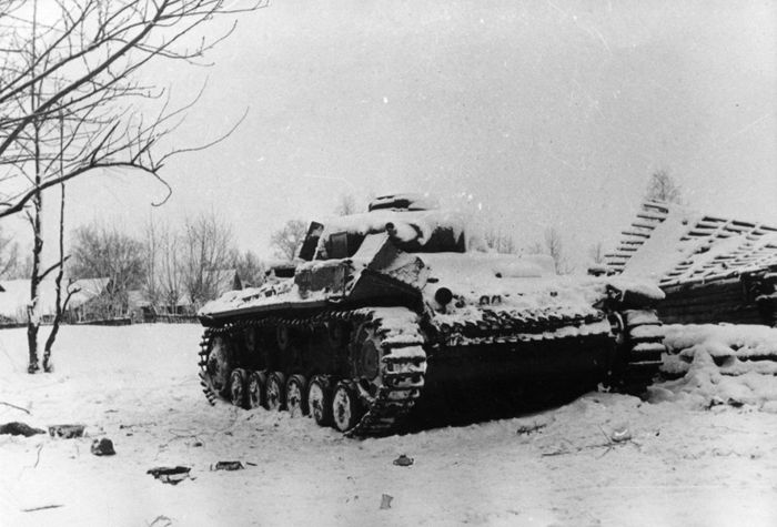 Брошенный при немецком отступлении в деревне Крюково танк Pz.Kpfw.III