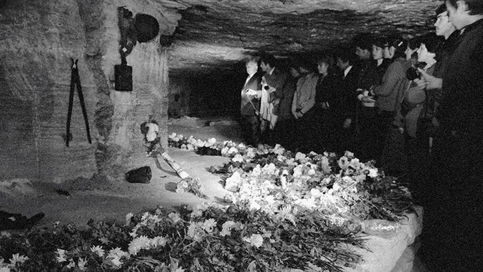 Жители Керчи возлагают цветы к братской могиле в подземном музее Аджимушкайских каменоломен