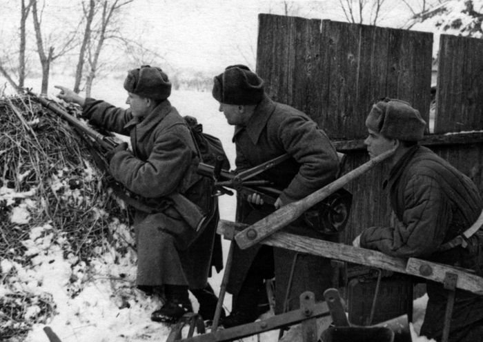 Зима 1941 года. Советские бойцы занимают позицию для засады