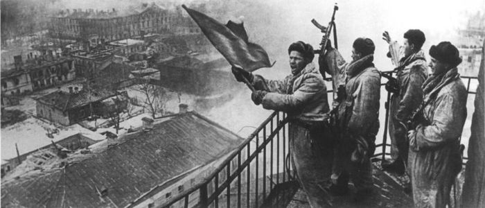 Red_flag_over_Gatchina_26_01_1944.jpg