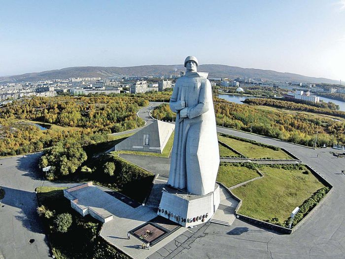 Памятник защитникам советского Заполярья  (памятник Алеше) в Мурманске