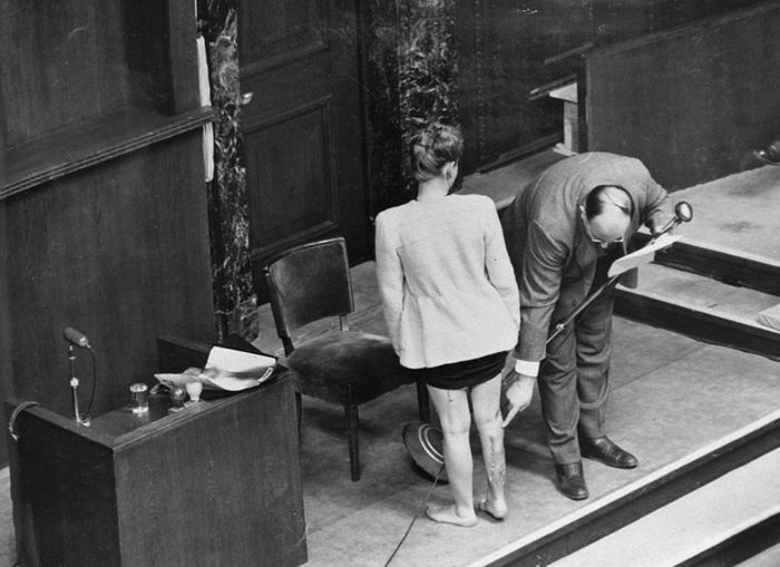 Демонстрация телесных повреждений бывшей узницы концлагеря Равенсбрюк на Нюрнбергском процессе. Польская женщина была подвергнута экспериментам по пересадке кости ноги (Источник информации - портал История.РФ,